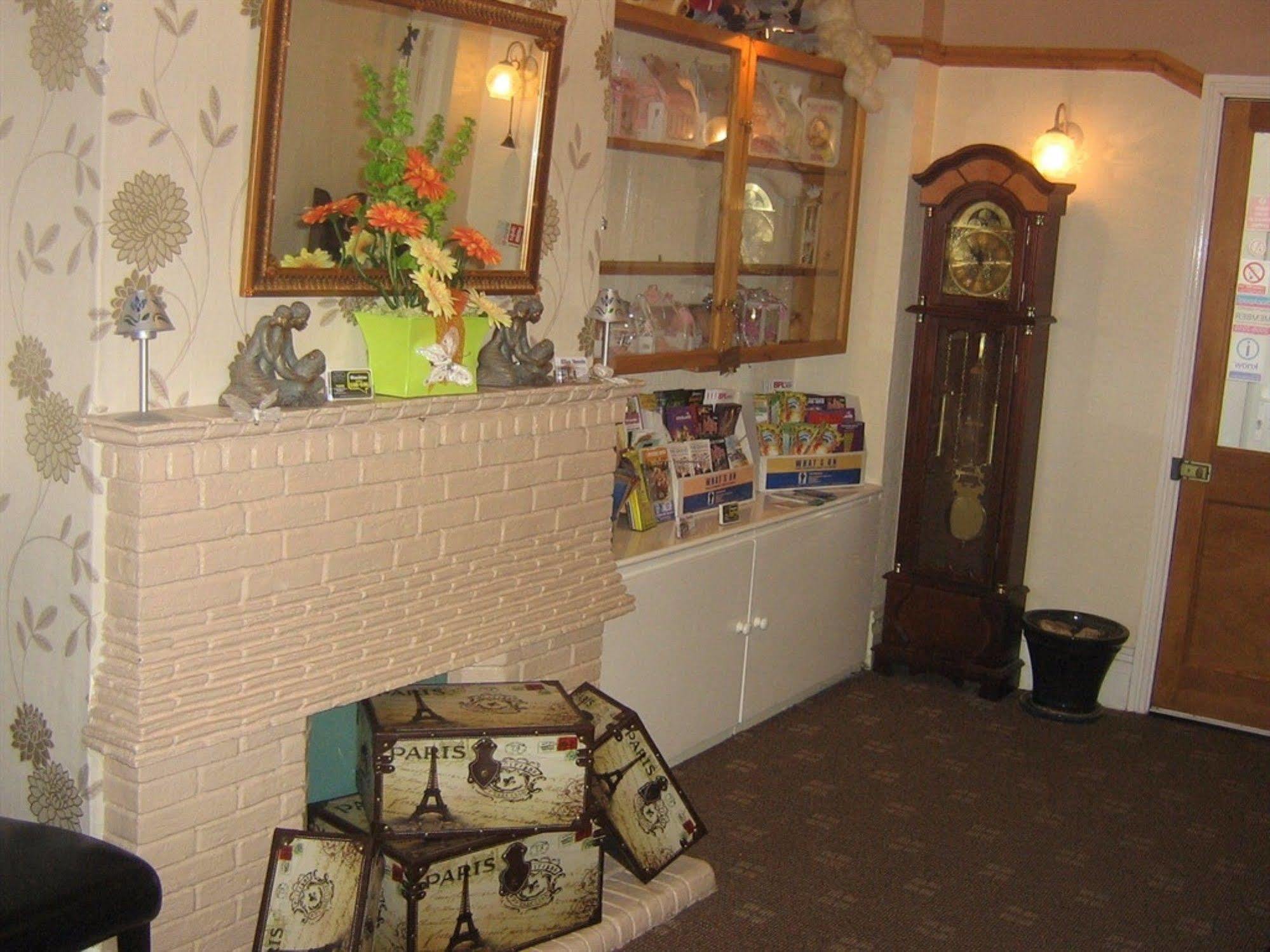 Ellan Vannin Guest House - Blackpool — Photos 1